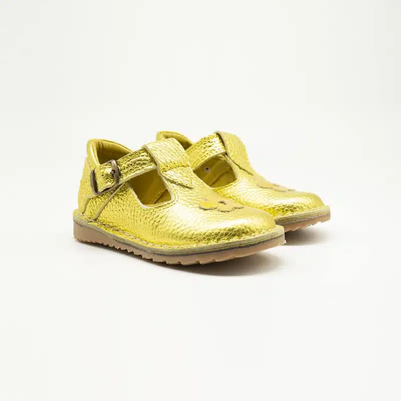 Chaussures en cuir véritable doré.Modèle SANDRA. paire